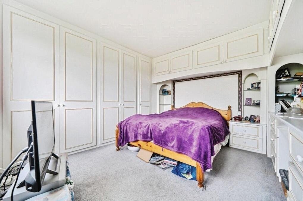 House in Waverley, Hale, Farnham - More