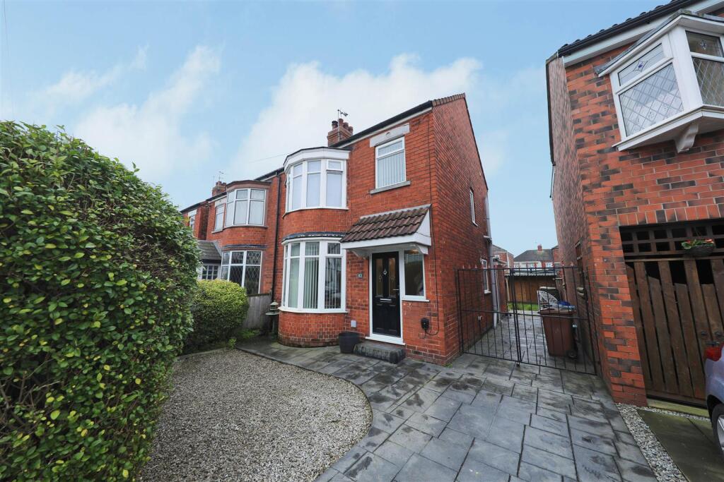 3-bed semi-detached on Silverdale Road, Hull, £200,000
