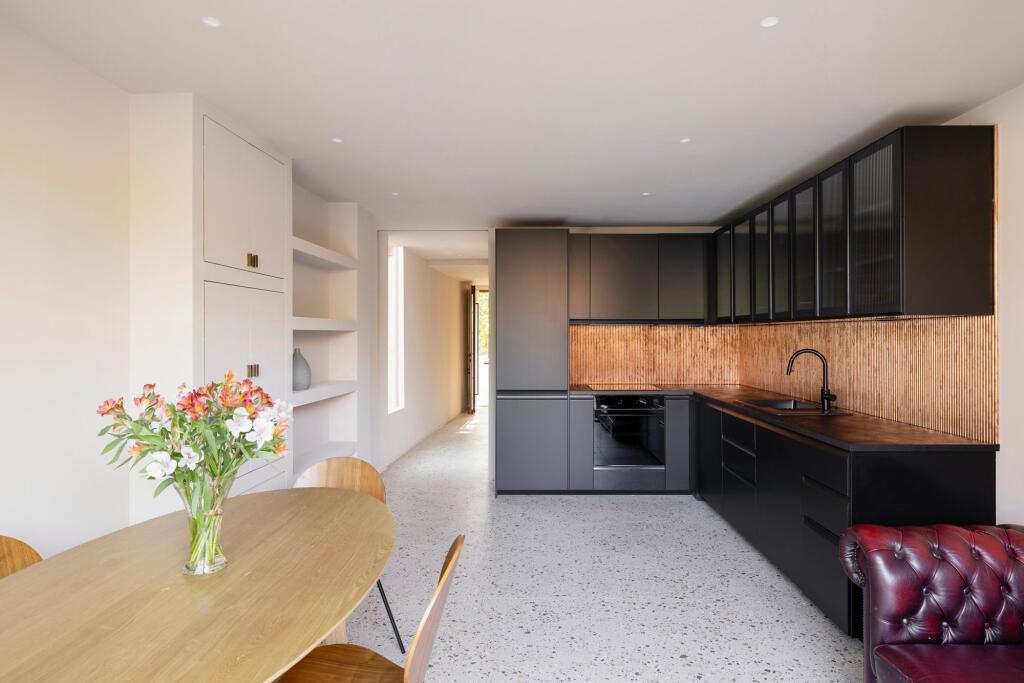 House in Croydon - View 4