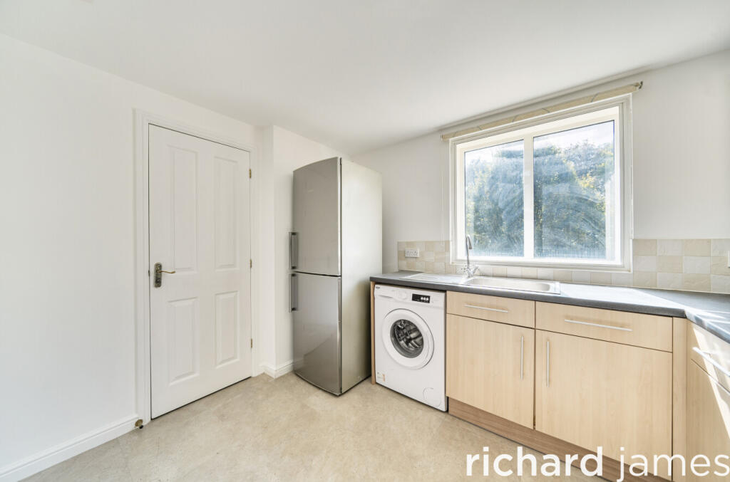 Apartment in Swindon, Churchward, Central Swindon North - View 5