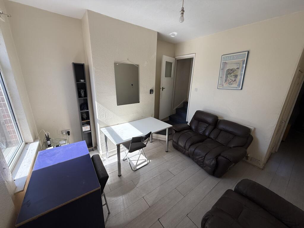 141 Queens Road, Beeston, Nottingham NG9 2FE photo 4