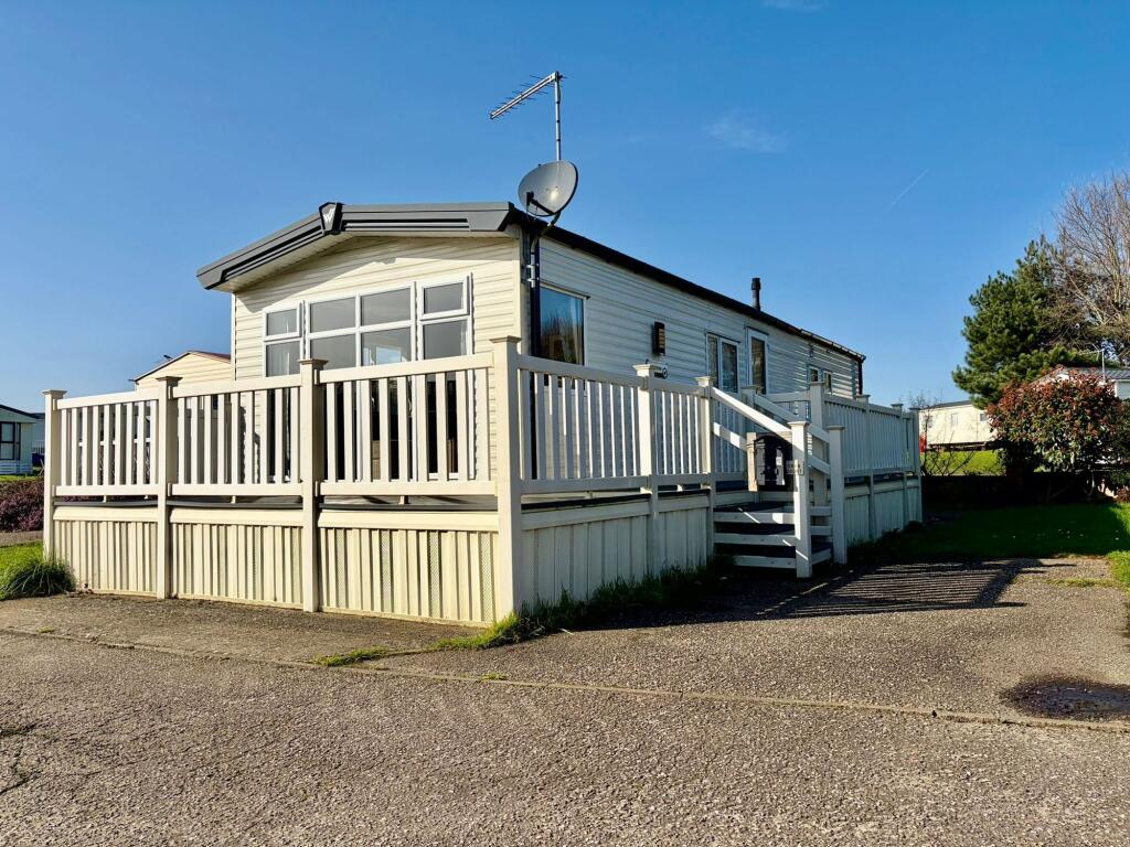 2-bed caravan on Butt Lane, Burgh Castle, £27,995