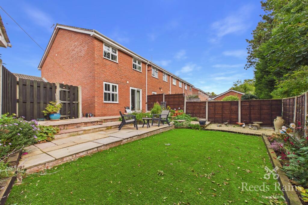 House in Crewe, Holmes Chapel - More