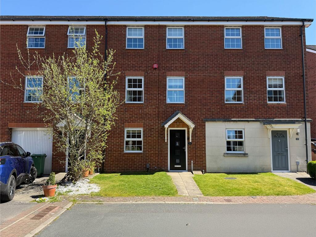 4-bed terraced on Oaktree Lane, Huddersfield, HD3, £290,000