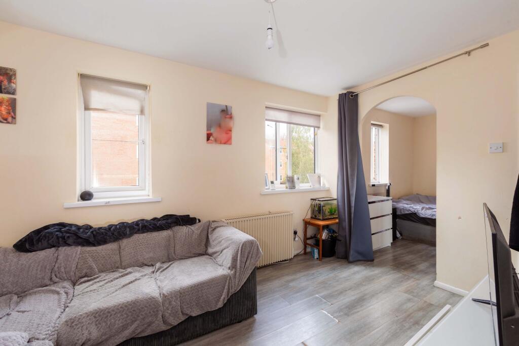 Apartment in Slough - More