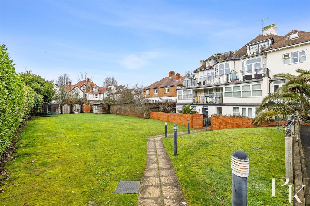 Apartment in Hove, Brighton and Hove - View 4