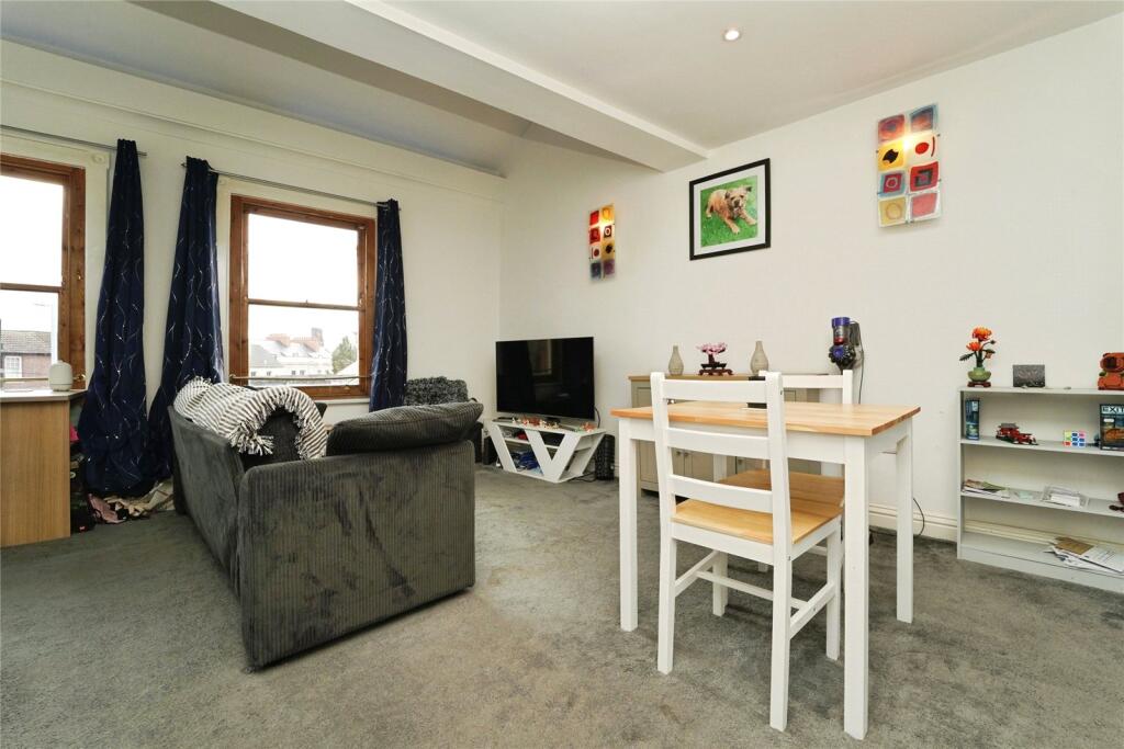 Apartment in Gloucester - View 3