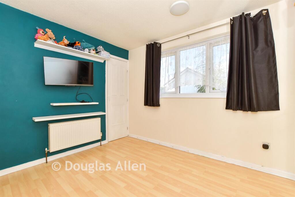 House in Basildon, Wickford - View 5