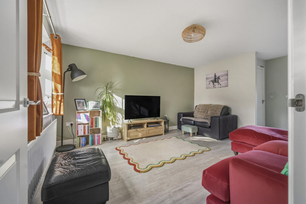Peregrine Close, Hengoed, CF82 photo 2