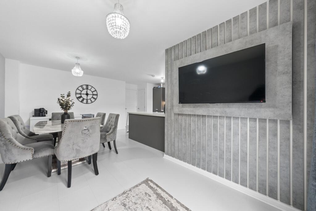 House in Gartloch, Lochwood - More