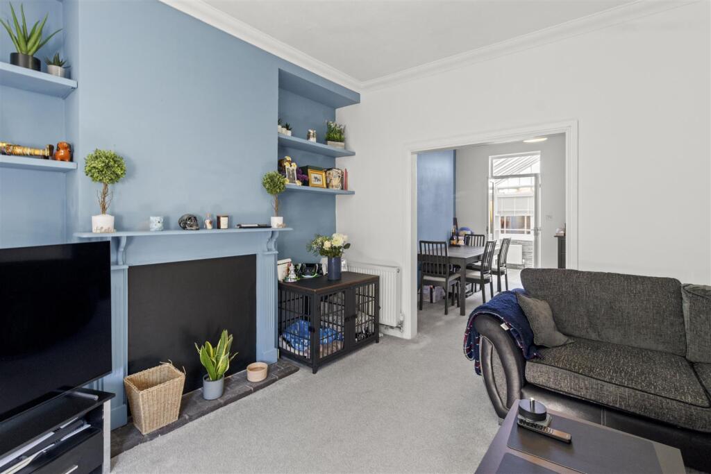 House in Eastbourne, Seaside, Roselands - More