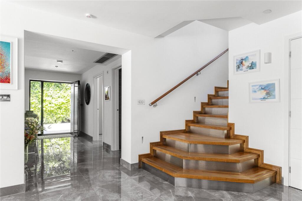 House in Surrey Heath, Surrey - View 3