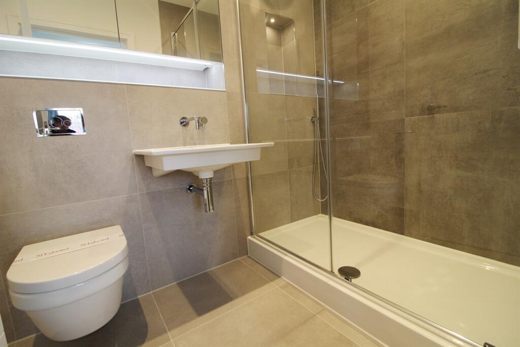 Apartment in Reading, Green Park - More