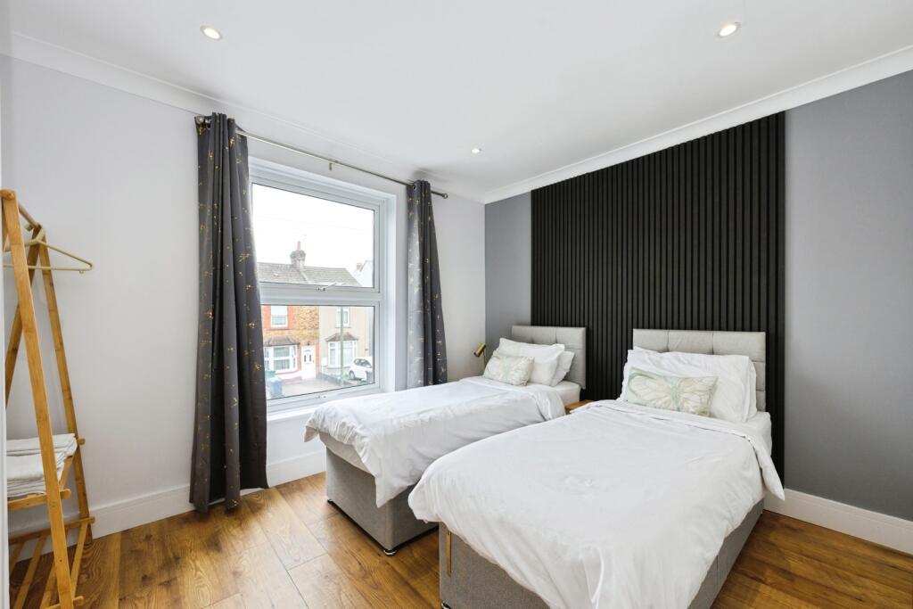 House in Reigate and Banstead, Reffles Bridge, Earlswood - View 5