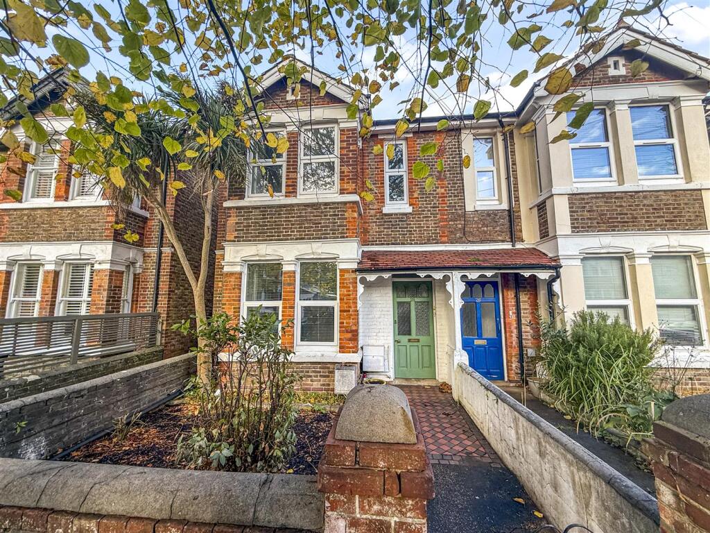 2-bed flat on Browning Road, Worthing, £260,000