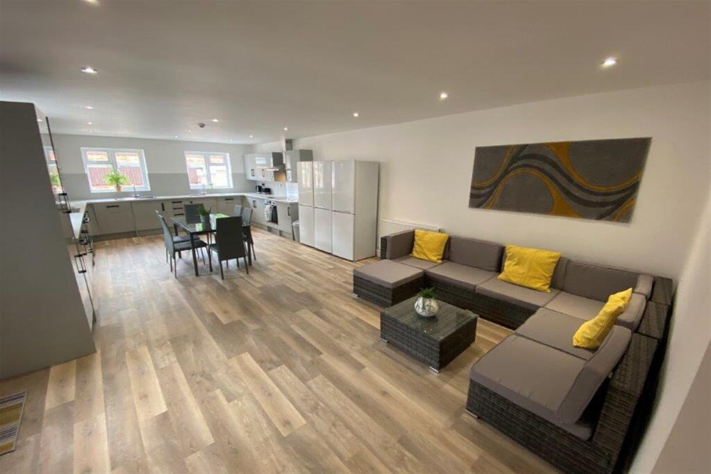 Rooms at City Road, Beeston, NG9 2LQ