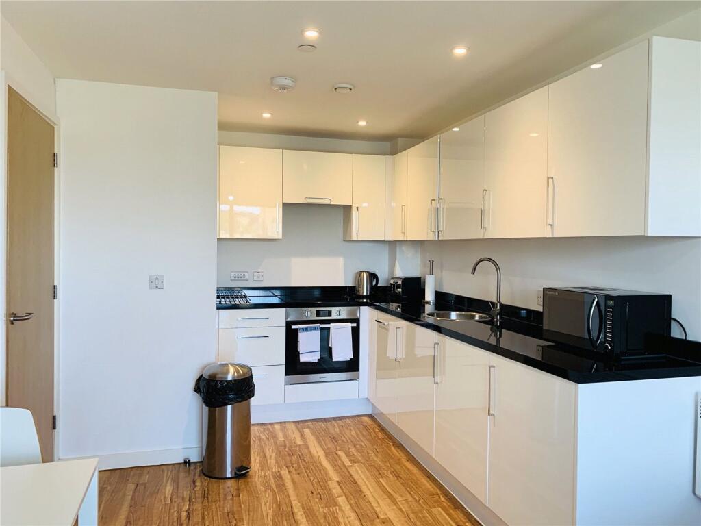 1-bed flat on Cross Green Lane, Aire, LS9, £95,000