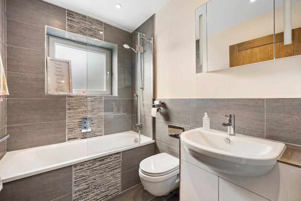 Apartment in Reigate and Banstead, Nork - View 3