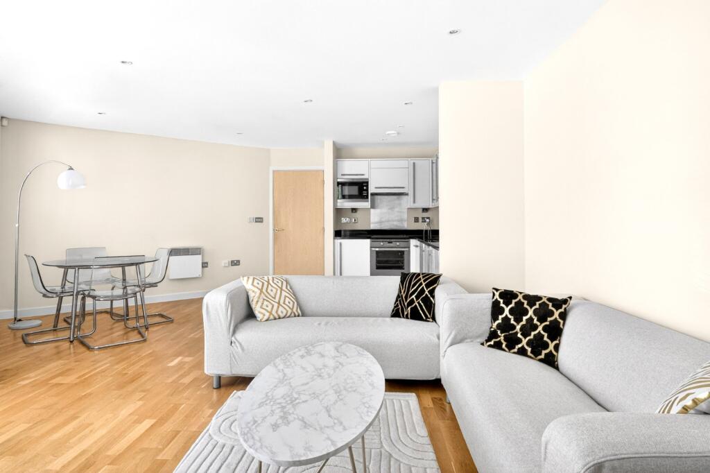 Island Apartments, 
33 Basire Street, N1 - Skats 4