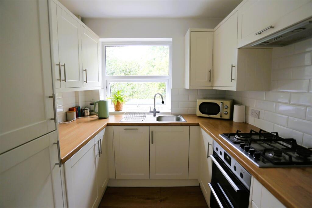 Apartment in Epsom and Ewell, Stoneleigh - View 5