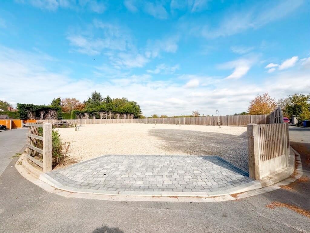Land on the Northwest Side of Whites Lane, Datchet, Windsor And Maidenhead, SL3 9AN - More