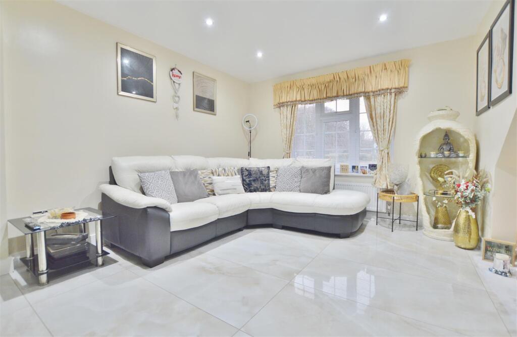 Dove House Crescent, Slough photo 4