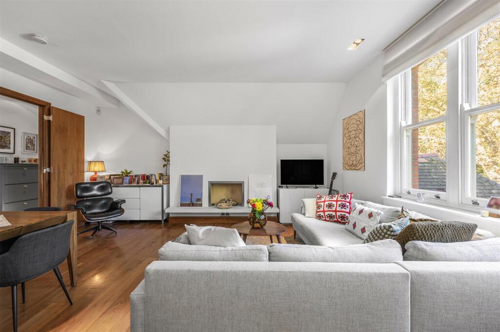 Apartment in London, Belsize Park - View 3
