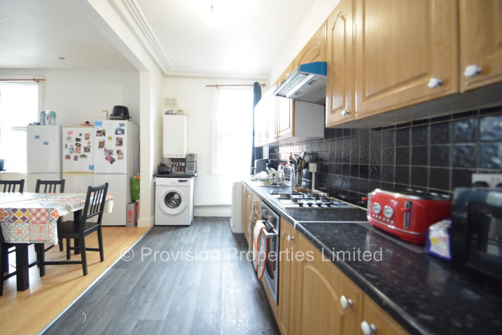6 bedroom detached house for rent