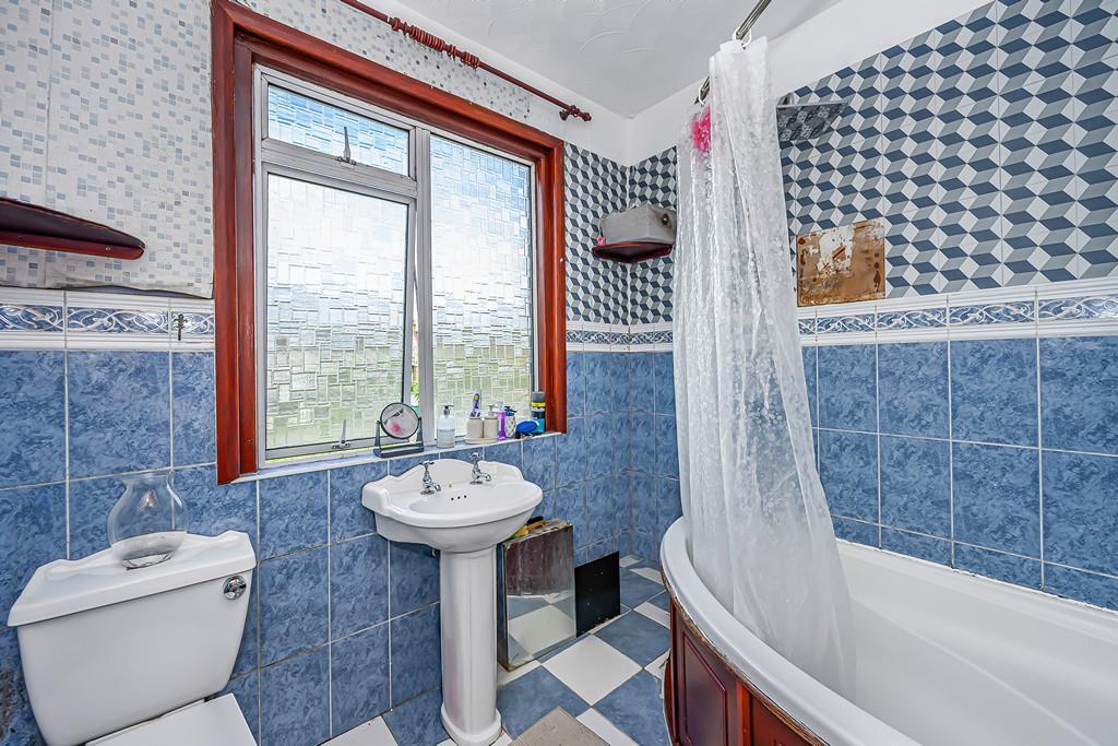House in London, Royston Parade, Highams Park - View 4
