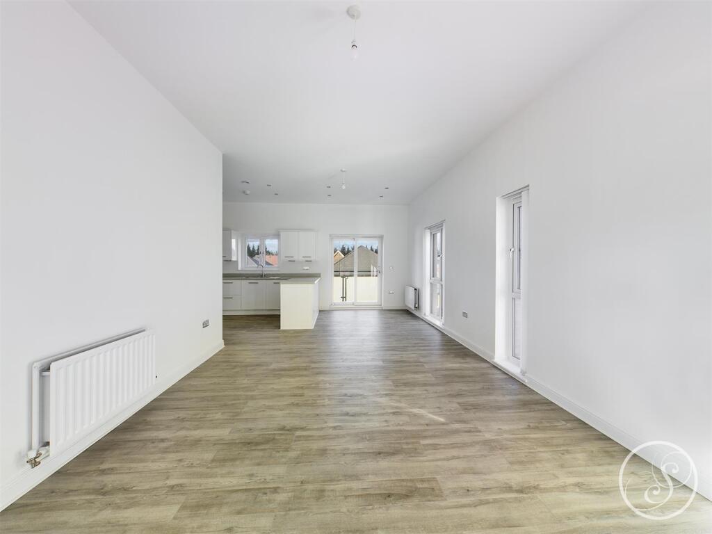 Apartment in Leeds, Brown Moor, Manston - View 5