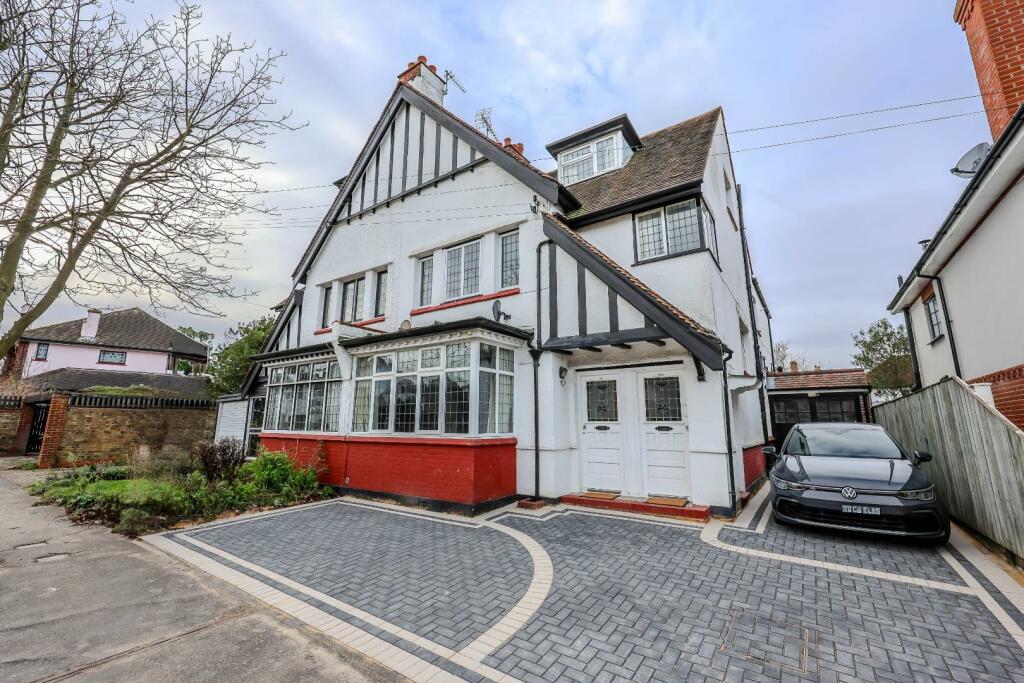 3-bed flat on Harley Street, Leigh-On-Sea, £535,000