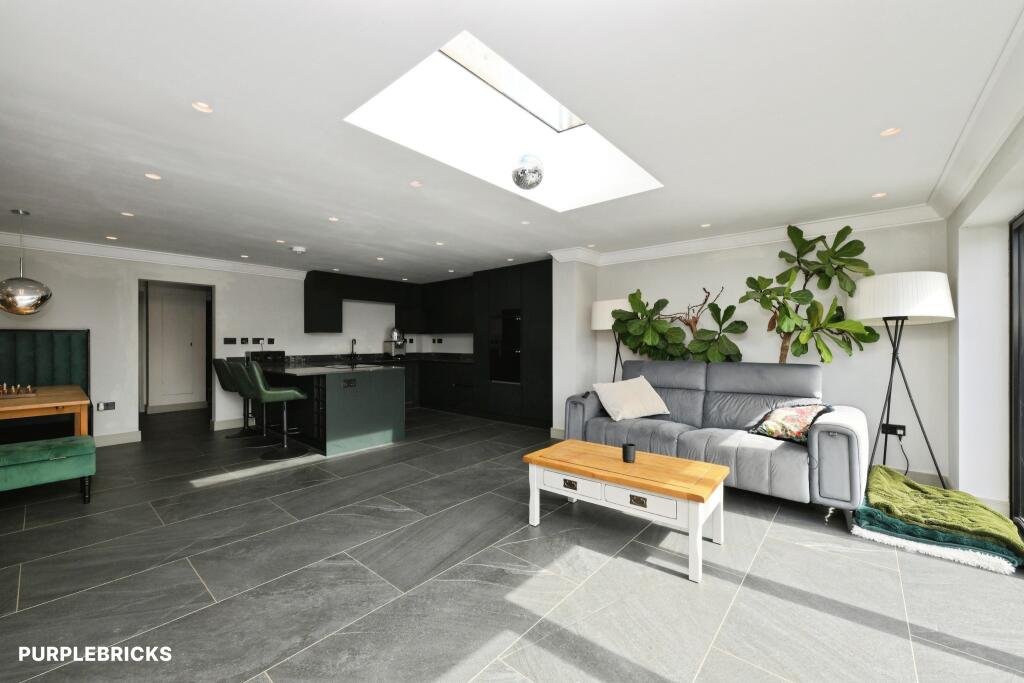 House in Broxbourne, Hertfordshire - View 5