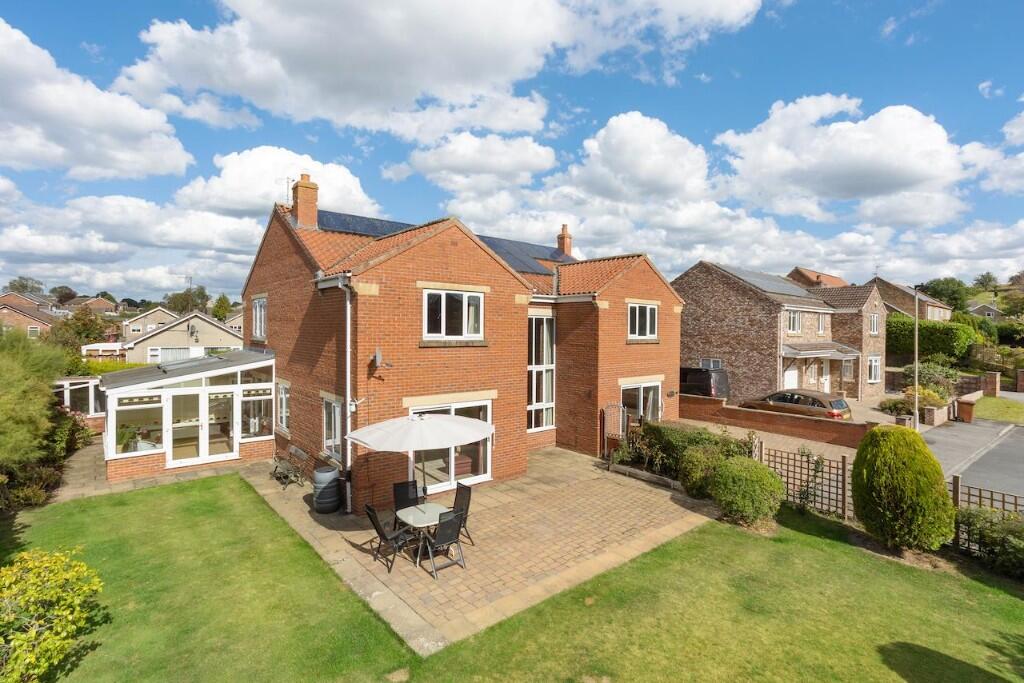 Marton House, 5 Pipers Acre, Pickering, North Yorkshire, YO18 8NZ photo 2