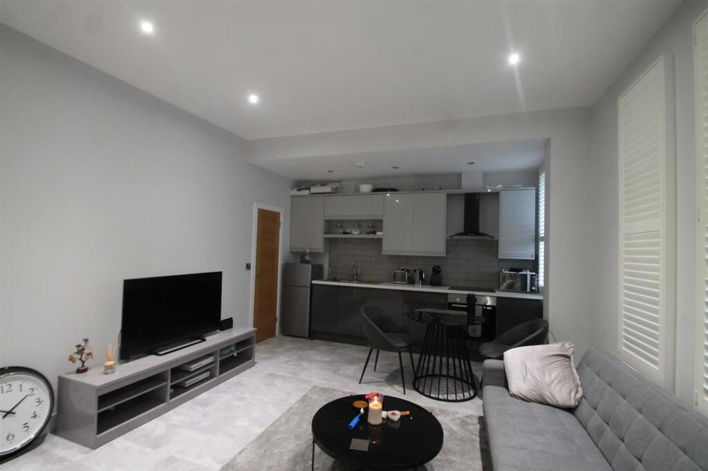 Apartment in Birmingham, Harborne - View 2