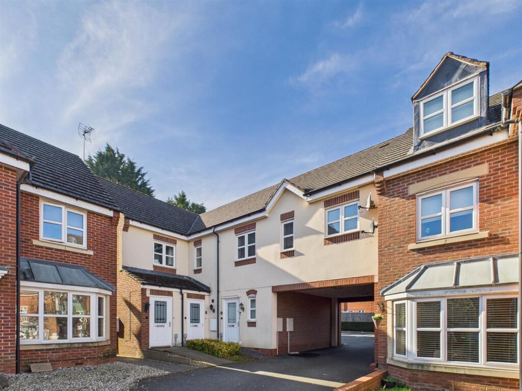 Main image of property: 46, Middlewood Close, Solihull, B91 2TY