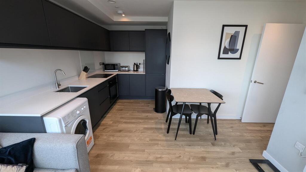 Apartment in Manchester, Old Trafford - View 4