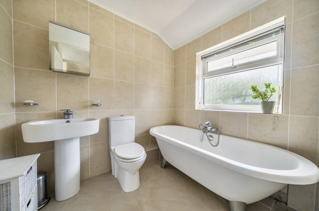 House in Southampton, Bassett Green - More