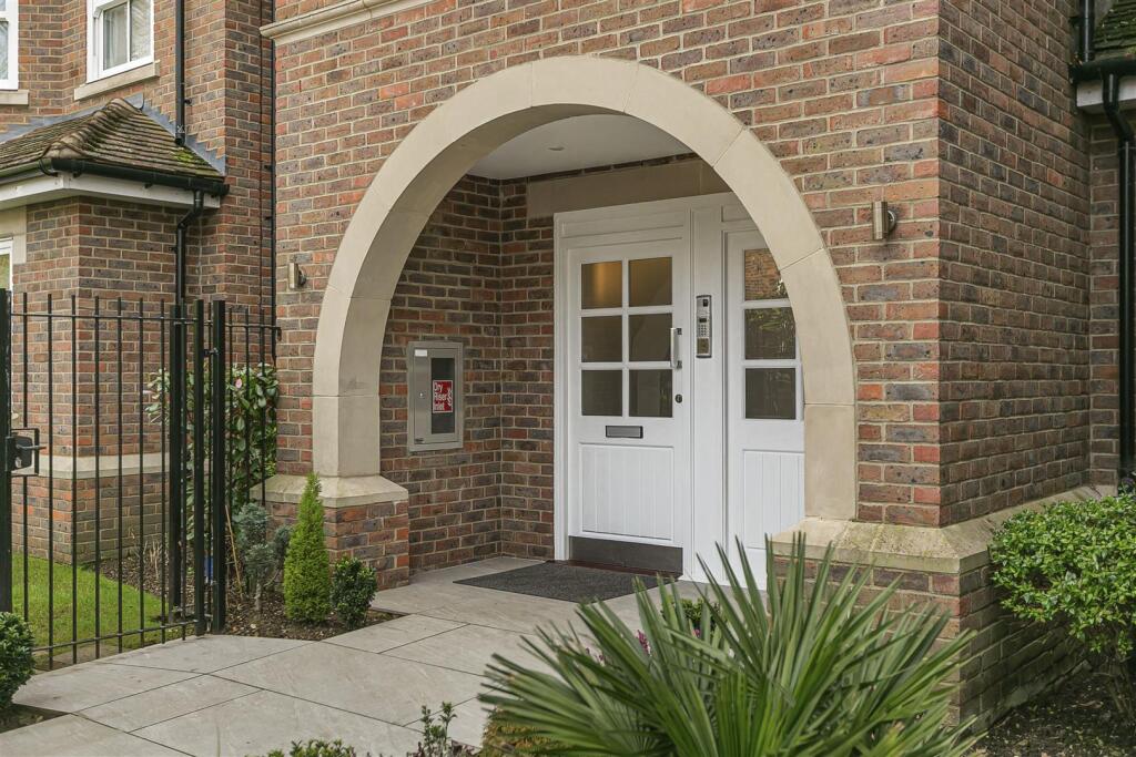Apartment in Hertsmere, Aldenham - View 2