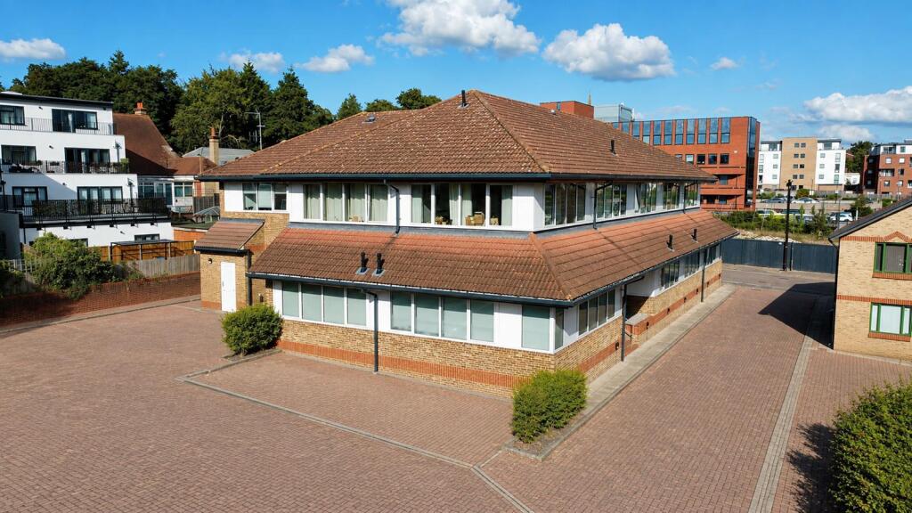 Apartment in Surrey Heath, Surrey - More