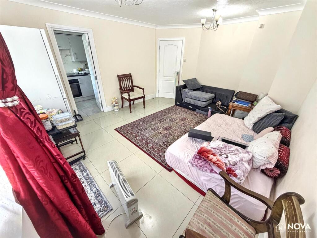 Apartment in Luton - View 5