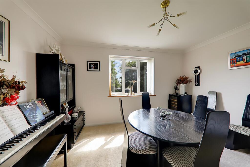 Broadview Gardens, Worthing photo 5