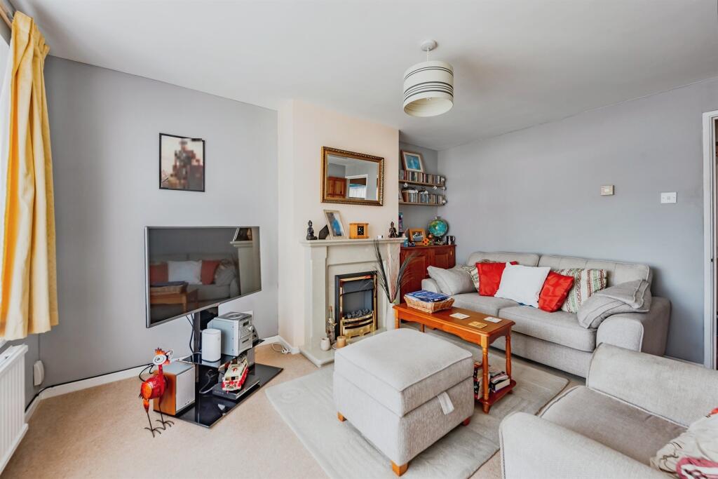 House in Crawley, Southgate - View 2
