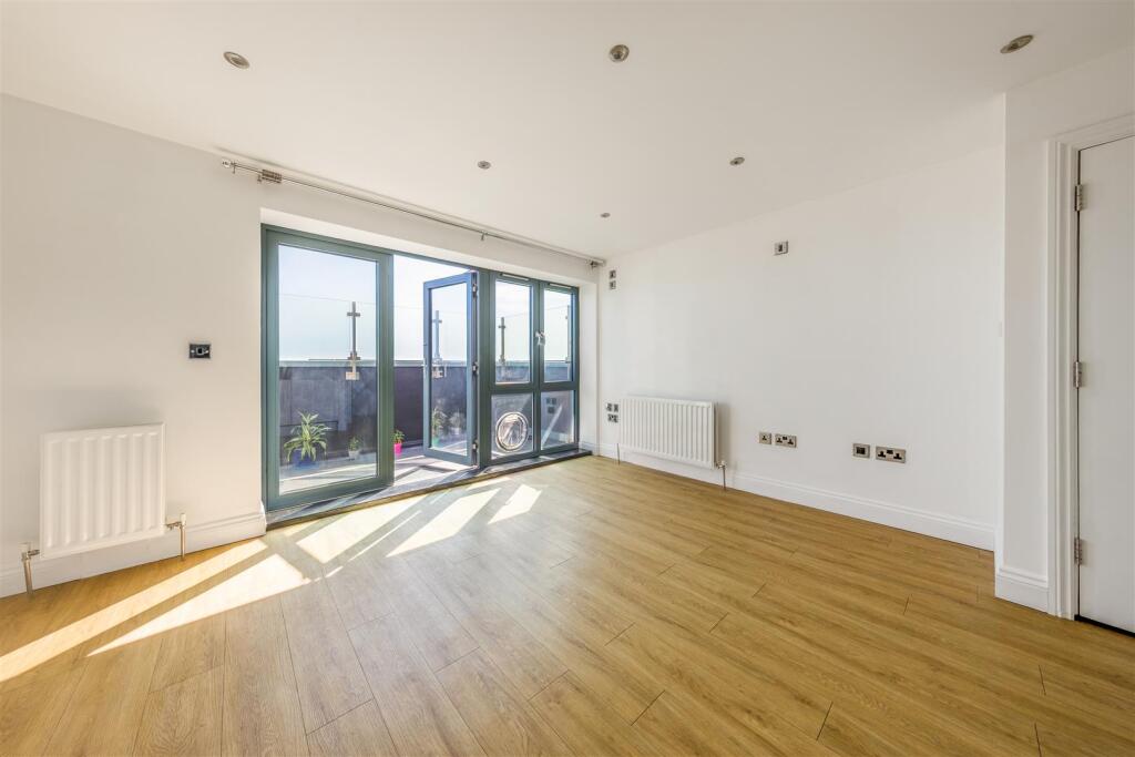 Apartment in Hove, Brighton and Hove - View 4