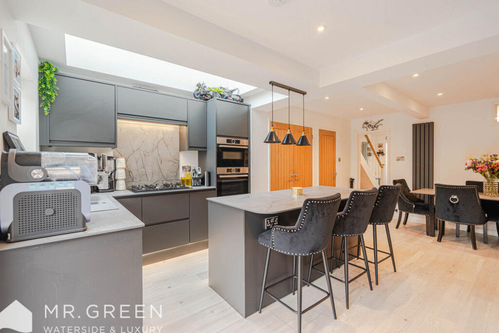 Main image of property: Park Gardens, Christchurch, Dorset, BH23 3PQ