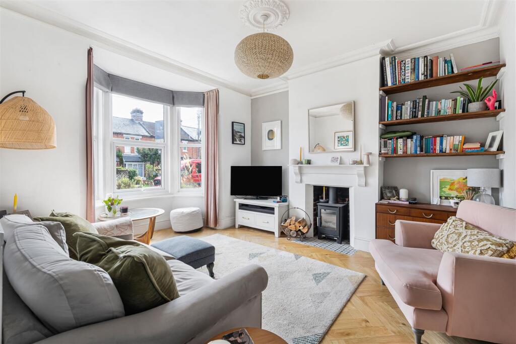 House in East Hampshire, Bell Hill, Petersfield - More