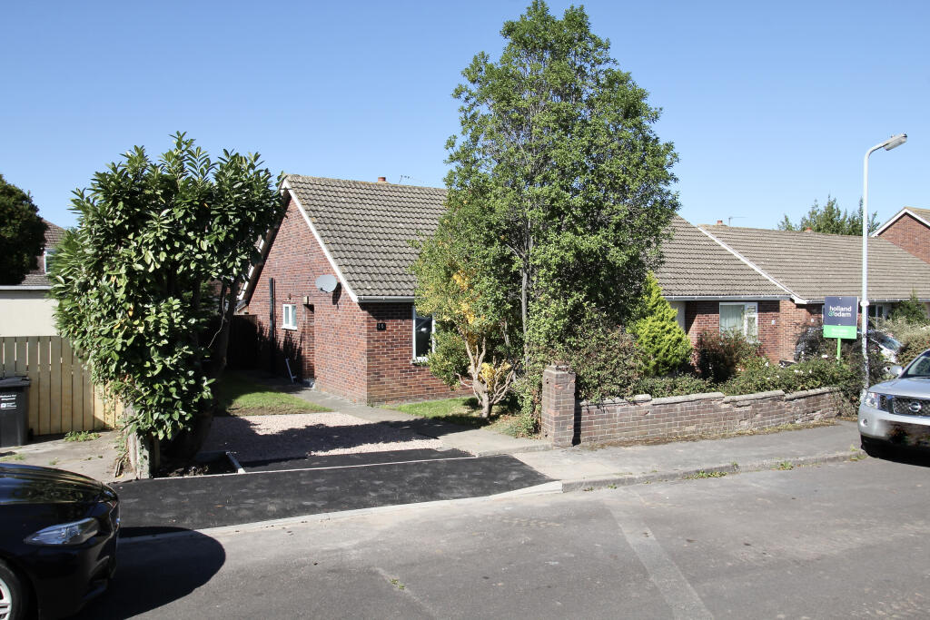 Leigh Furlong Road, Street