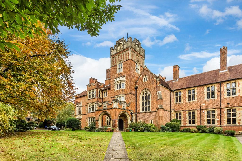 5-bed house on Oldfield Wood, Maybury Hill, Woking, Surrey, GU22, £1,000,000