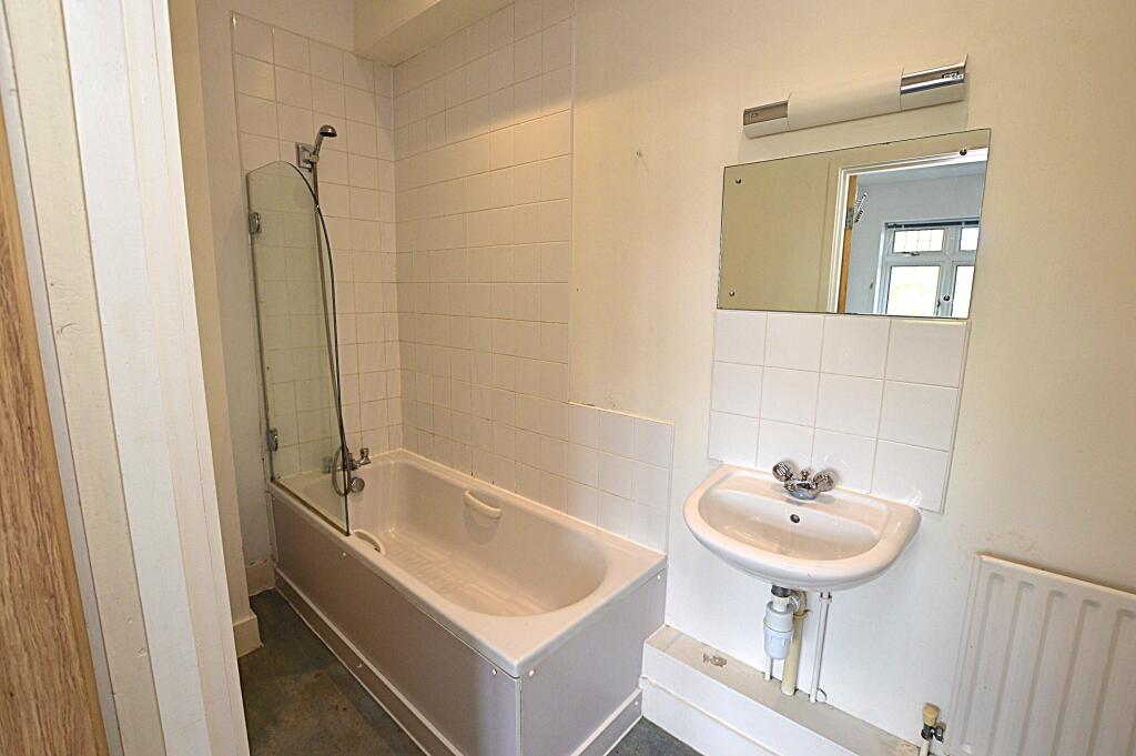 Apartment in Burgess Hill, World's End - More