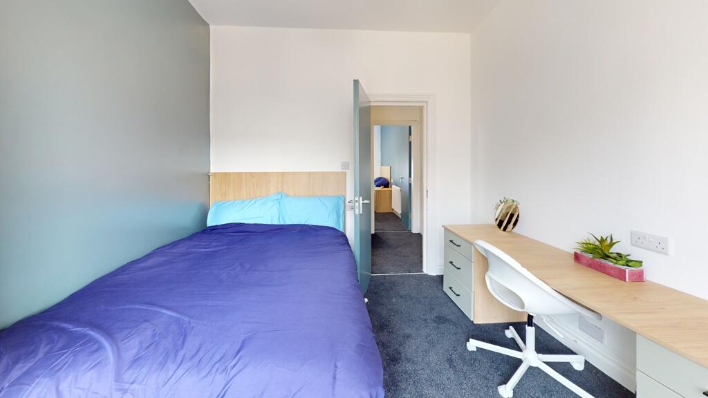 House in Leeds, Headingley Hill, Hyde Park - More