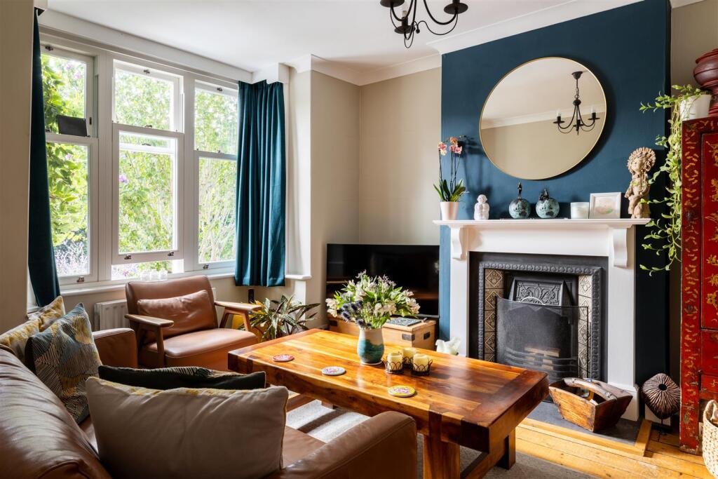 House in Reigate, Reffles Bridge, Meadvale - More